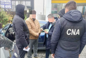 Un avocat ar fi pretins 5500 de euro pentru a influența o magistrată de la Drochia